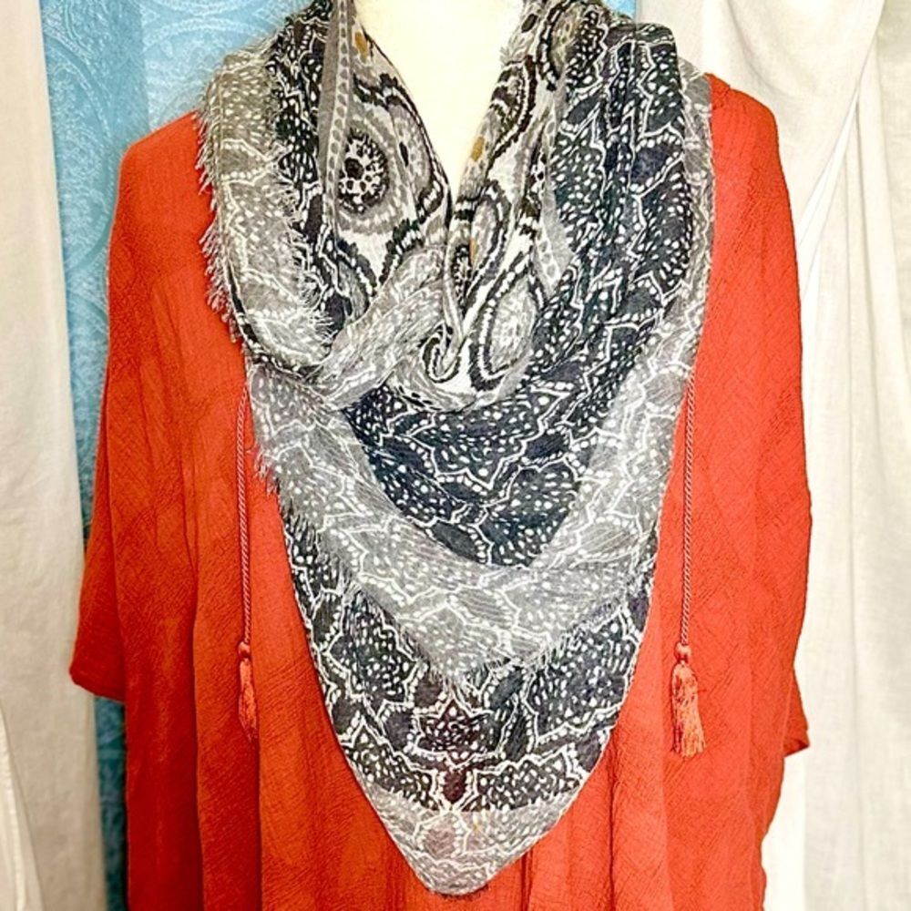 🌟 NWOT Rock Flower Paper Morrocan Print Fringed Scarf